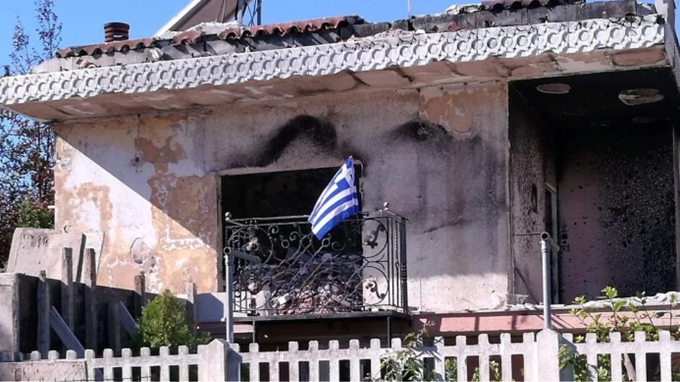 Συγκίνηση: Ύψωσε την ελληνική σημαία στα αποκαΐδια του σπιτιού της στο Μάτι